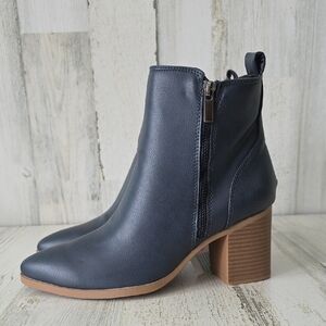 Serra Dark Blue Ankle Boots with Tan Heel Size 8 NEW Minor Flaws